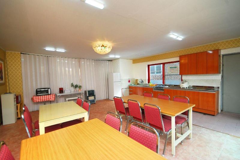 M Motel image