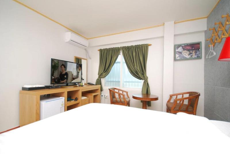 M Motel image