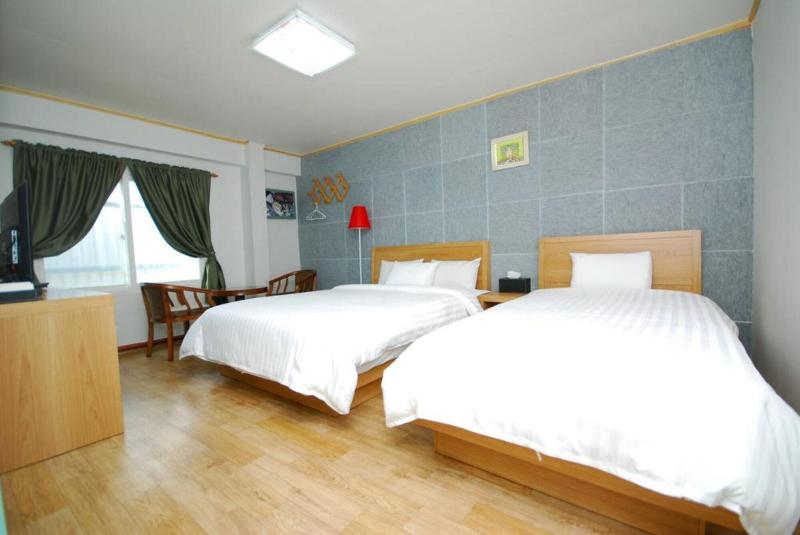 M Motel image