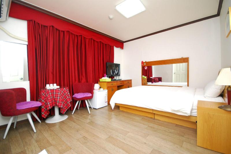M Motel image