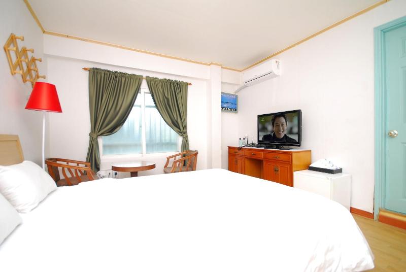 M Motel image