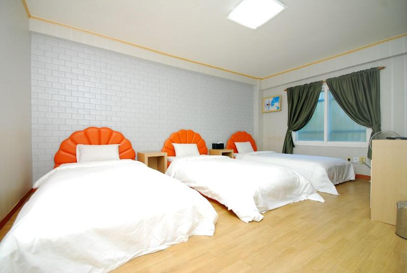 M Motel image