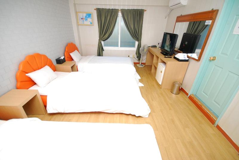 M Motel image