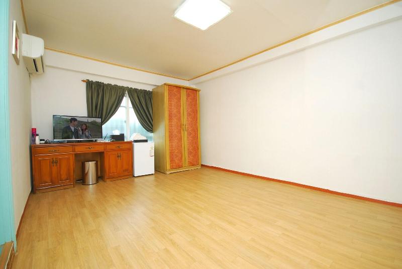 M Motel image