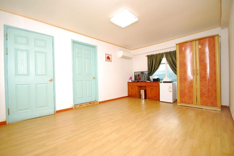 M Motel image