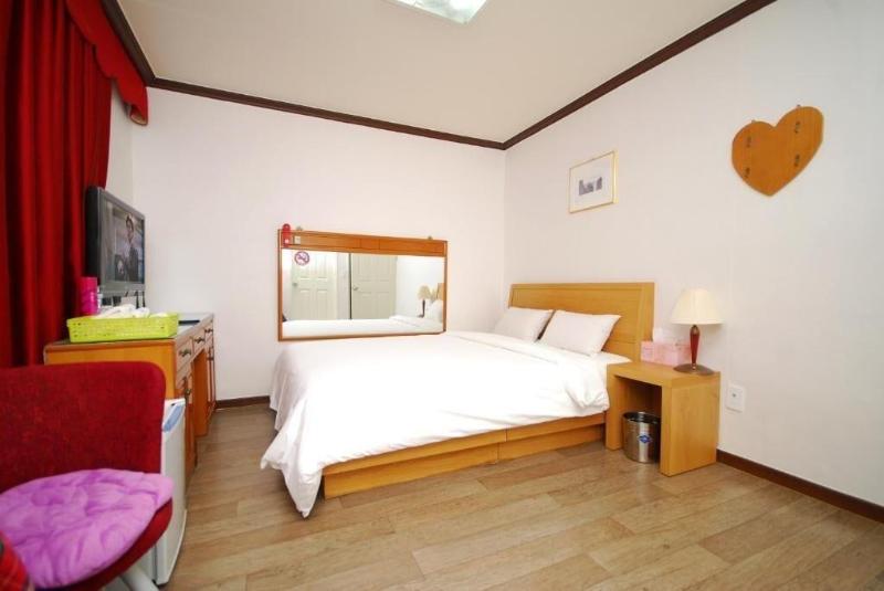 M Motel image