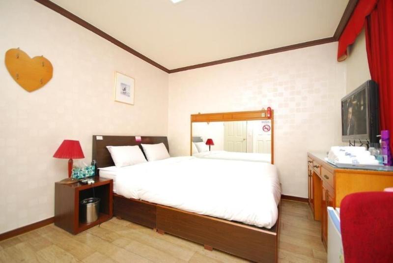 M Motel image