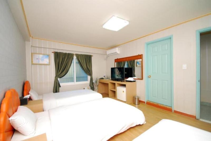 M Motel image