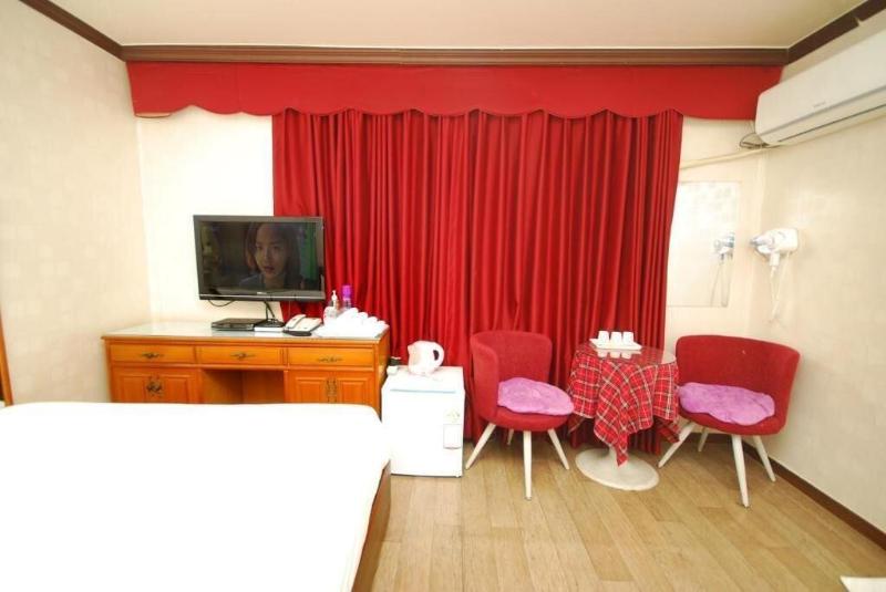 M Motel image