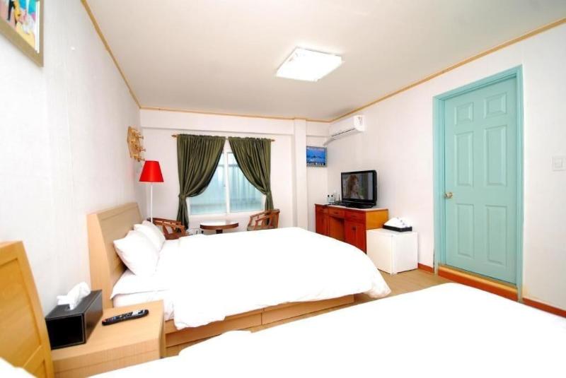 M Motel image