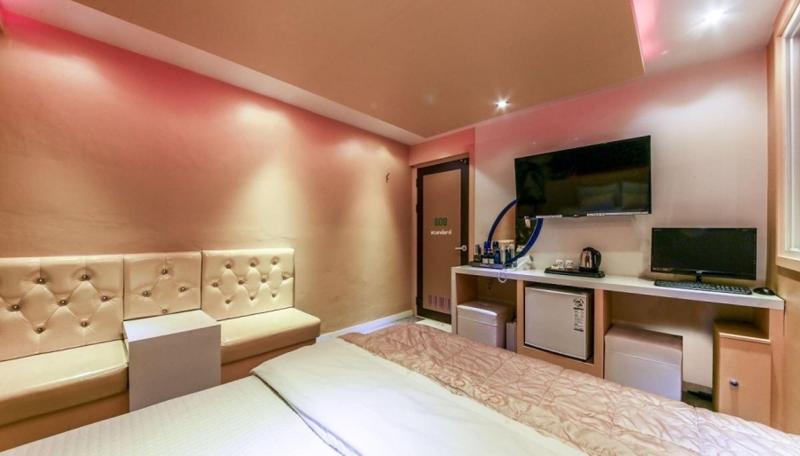 9To9 Motel image