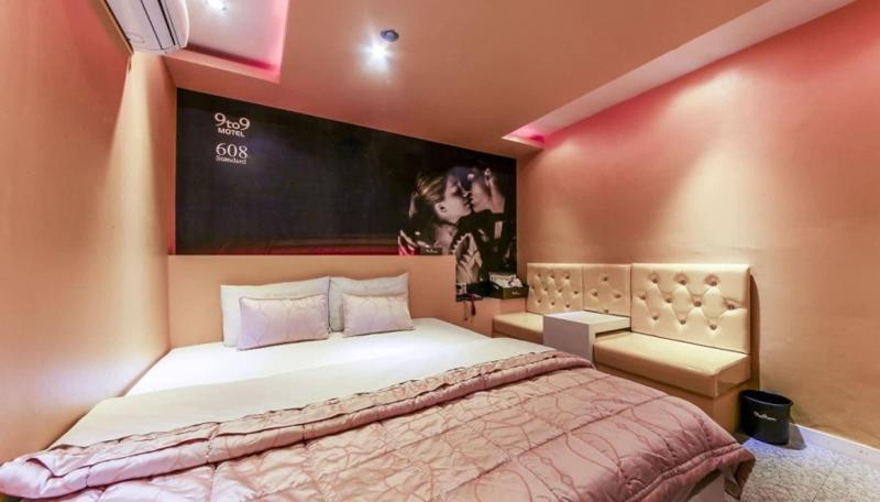 9To9 Motel image