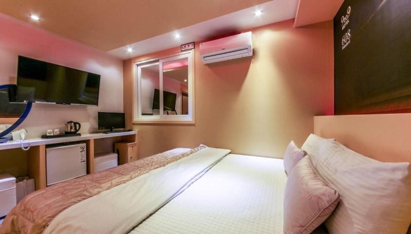 9To9 Motel image