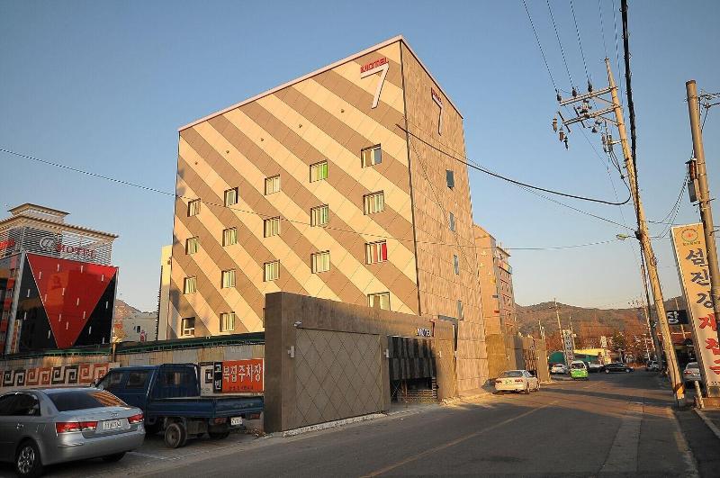 7 Motel image