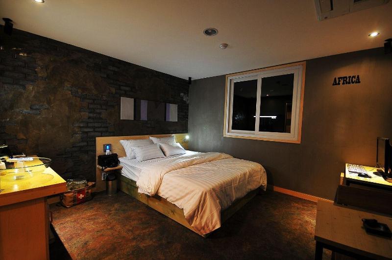7 Motel image