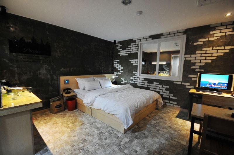 7 Motel image