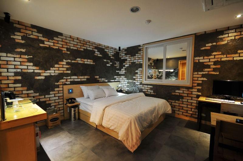 7 Motel image