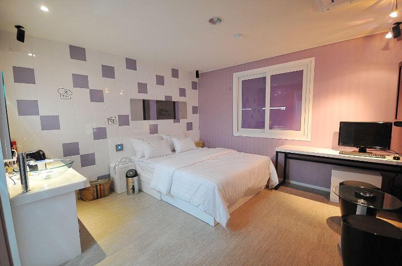 7 Motel image