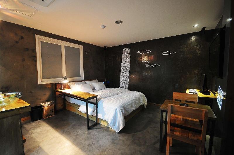 7 Motel image