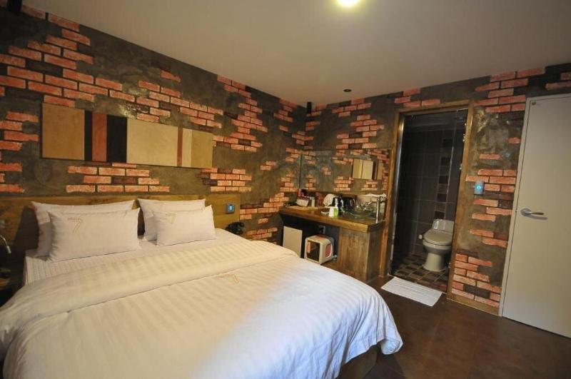 7 Motel image