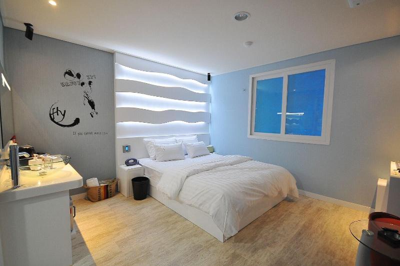 7 Motel image
