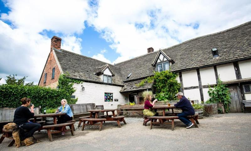 The Fleece Inn — exterior view