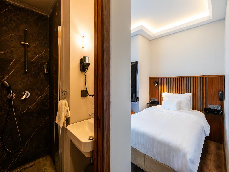 Discovery Hotel image