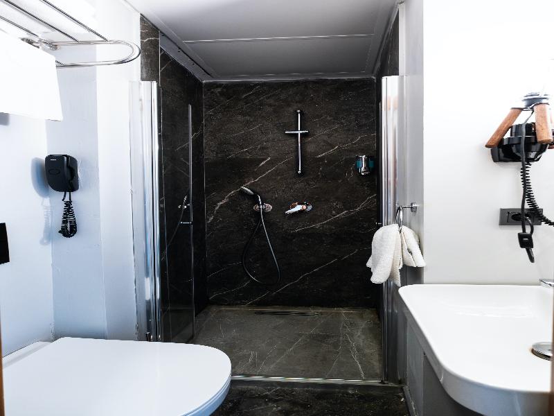 Discovery Hotel image