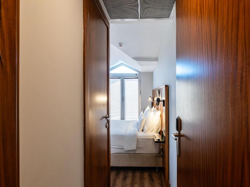 Discovery Hotel image