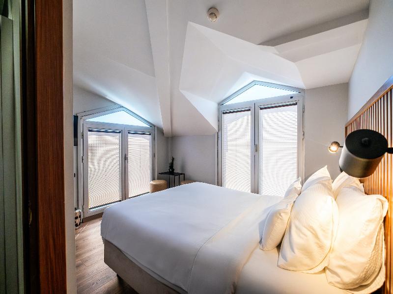 Discovery Hotel image