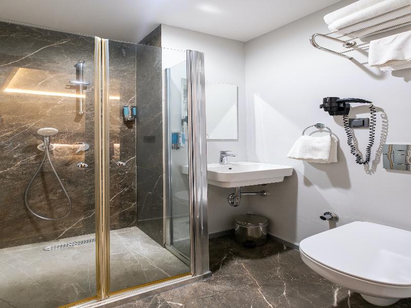 Discovery Hotel image