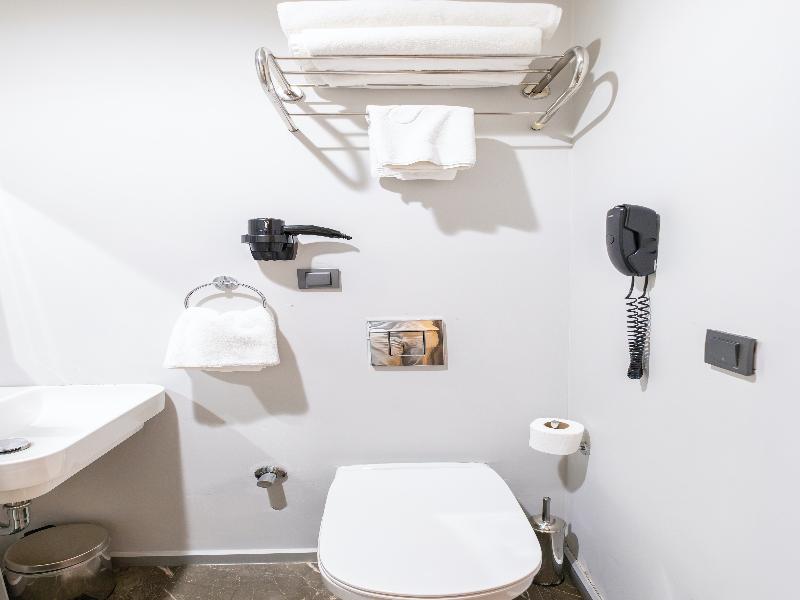 Discovery Hotel image