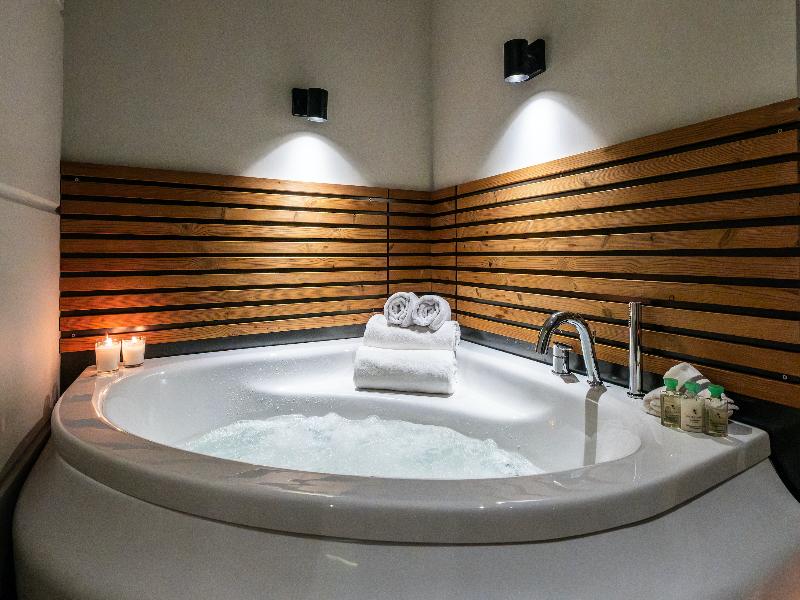 Discovery Hotel image