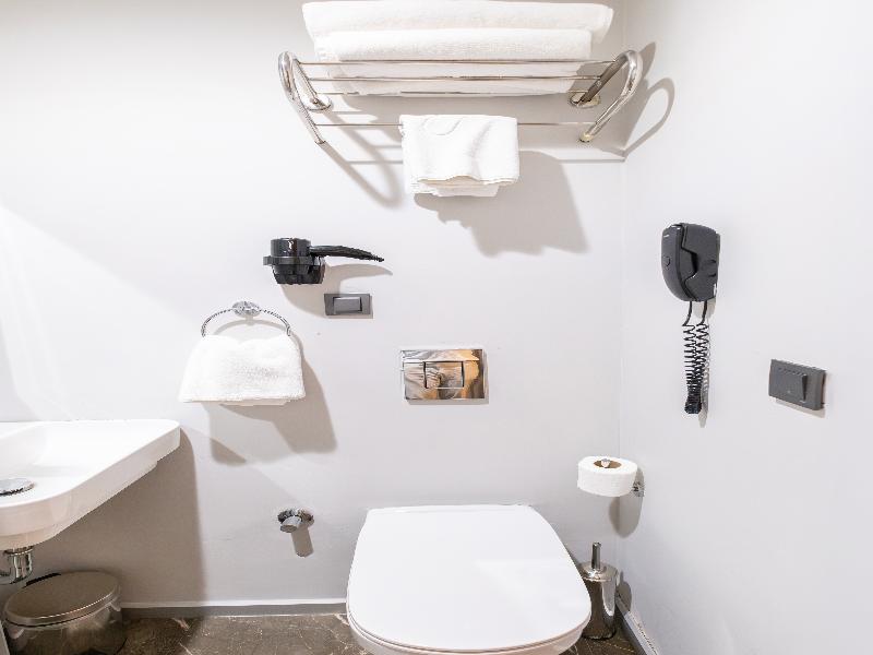 Discovery Hotel image