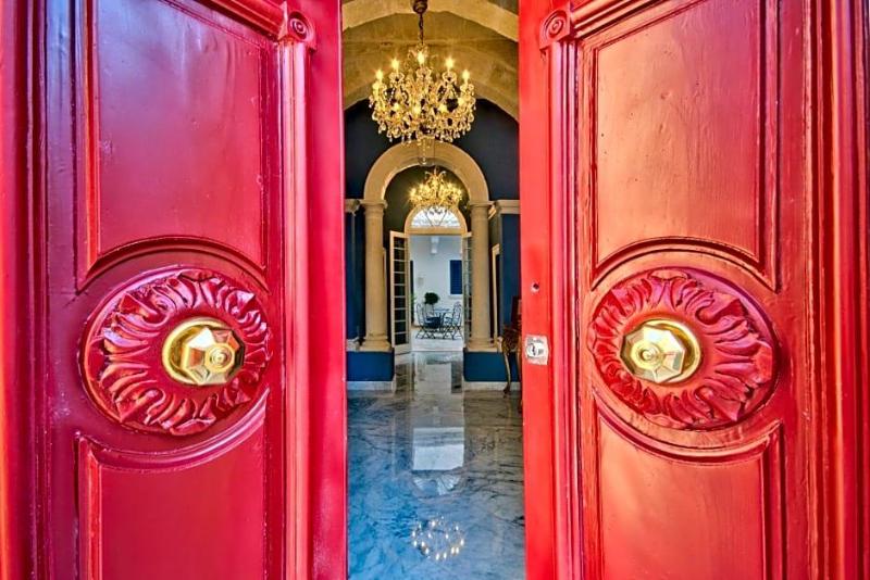 Julina Boutique Living image