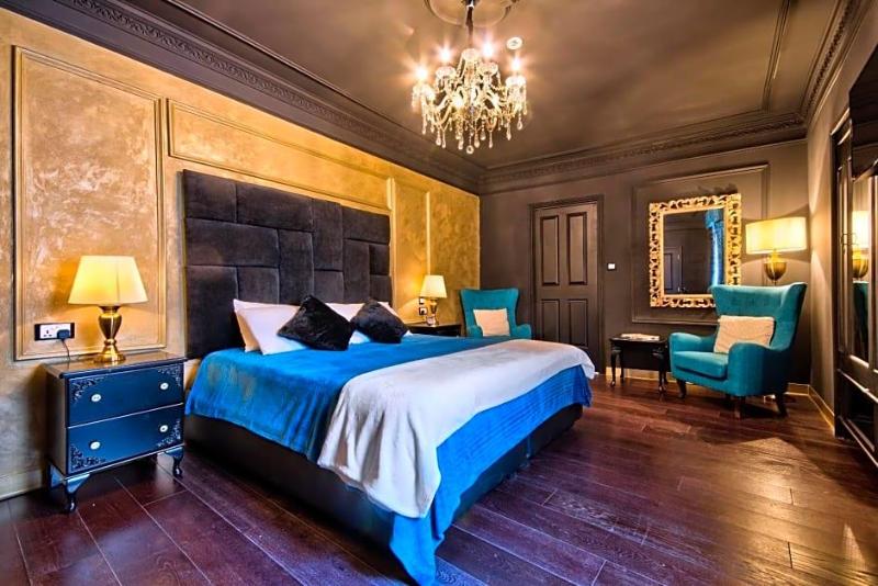 Julina Boutique Living image