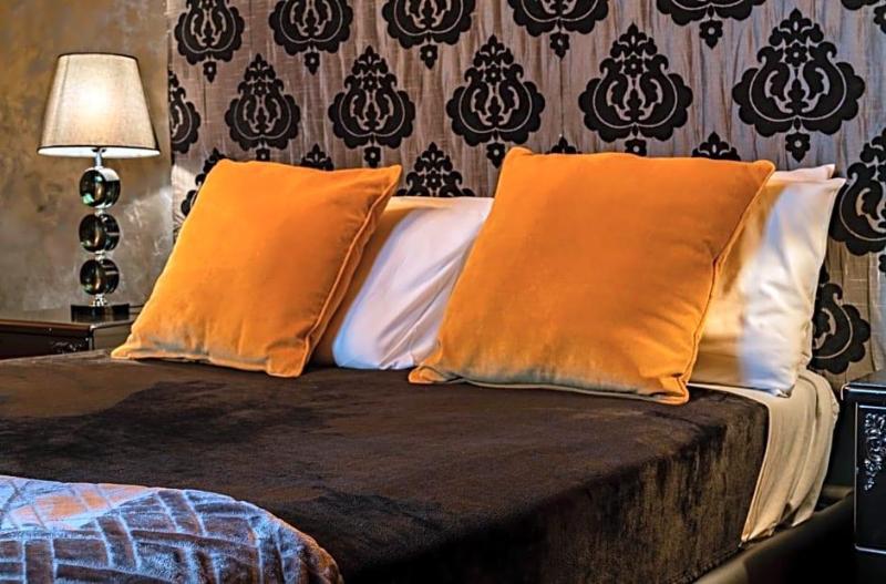 Julina Boutique Living image