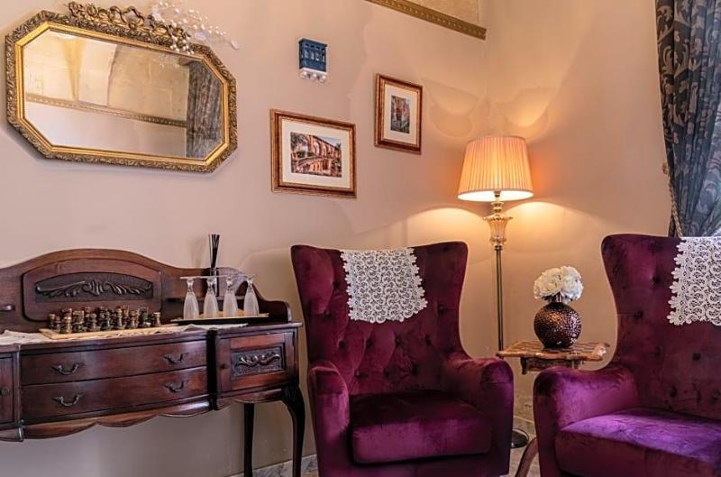 Julina Boutique Living image