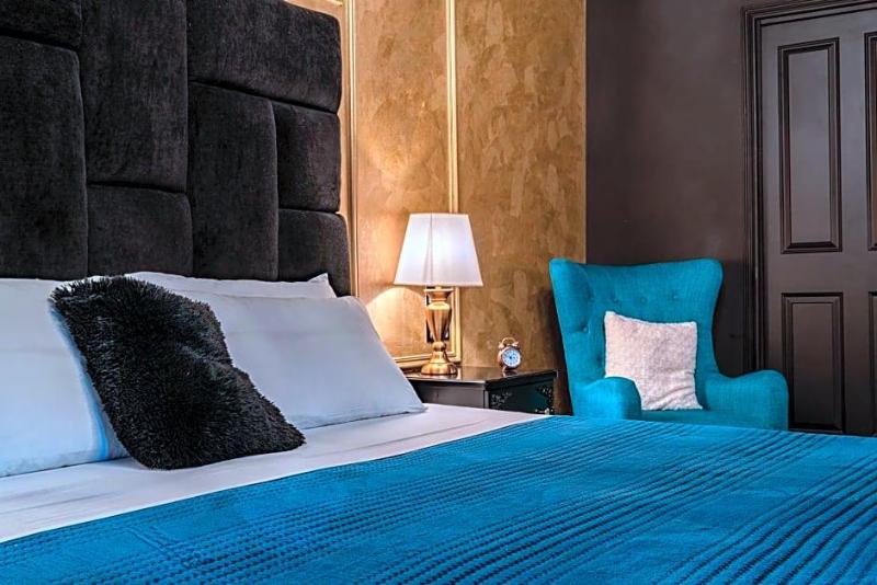 Julina Boutique Living image