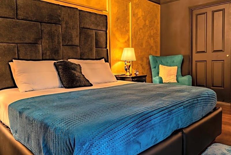Julina Boutique Living image