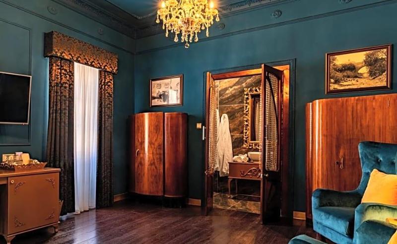 Julina Boutique Living image