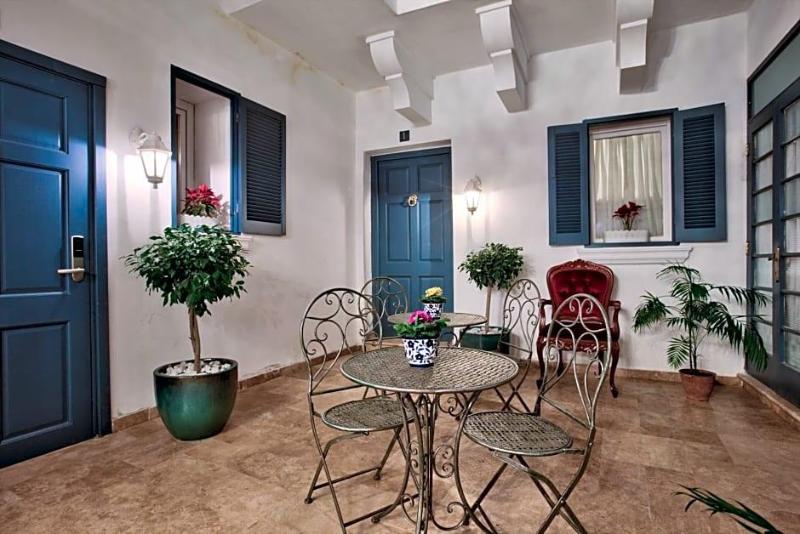 Julina Boutique Living image