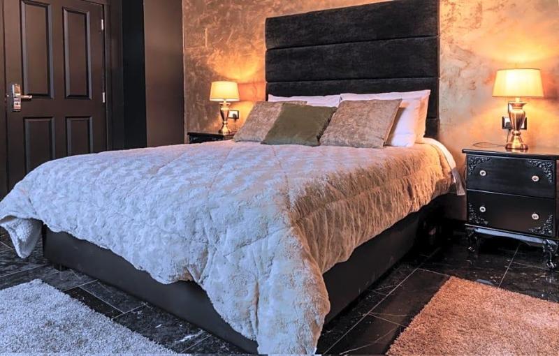 Julina Boutique Living image