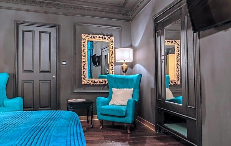 Julina Boutique Living image