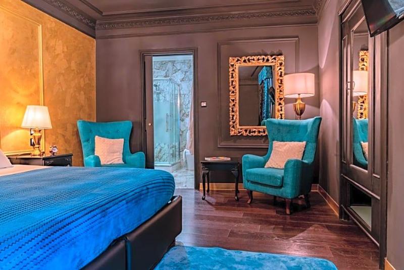 Julina Boutique Living image