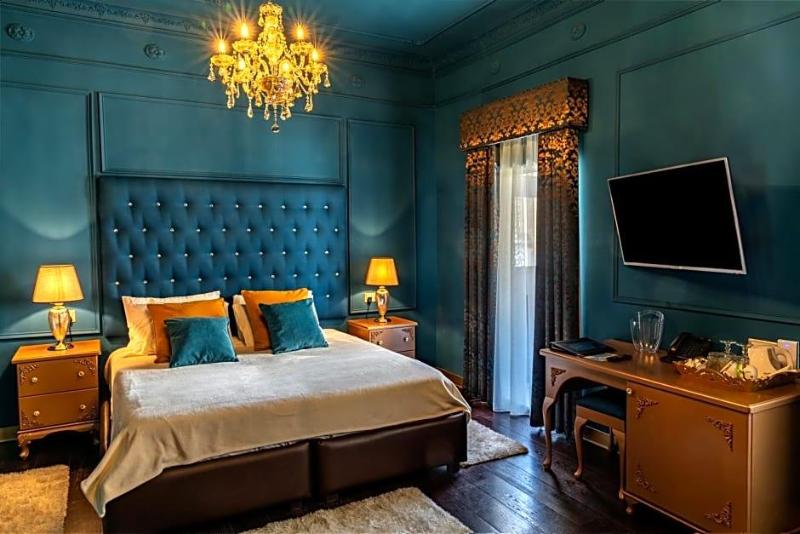 Julina Boutique Living image