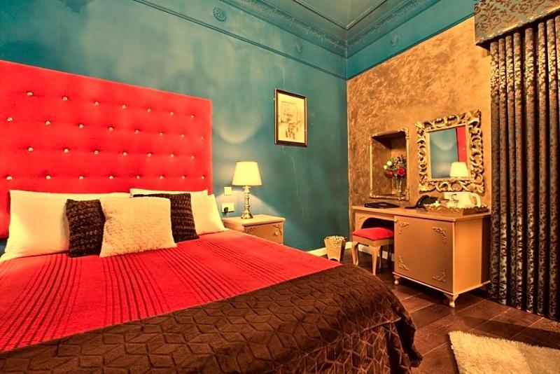 Julina Boutique Living image