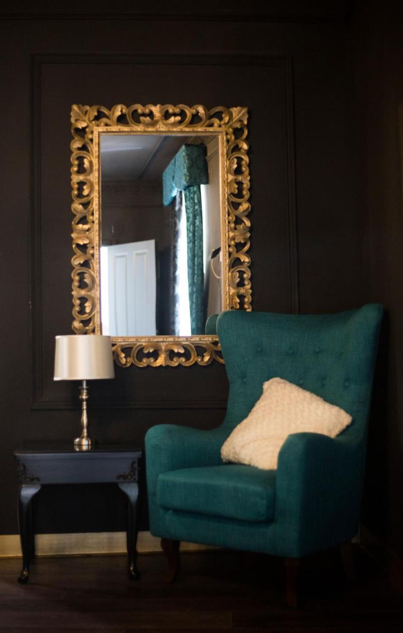 Julina Boutique Living image