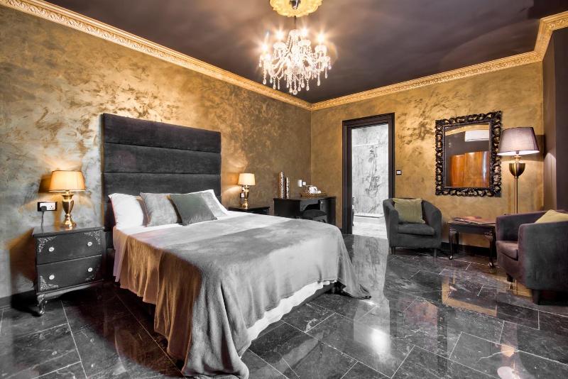 Julina Boutique Living image