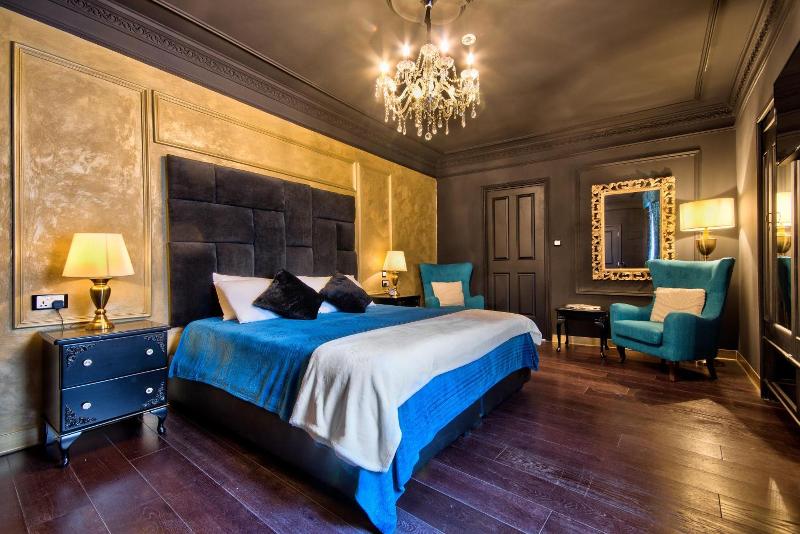 Julina Boutique Living image